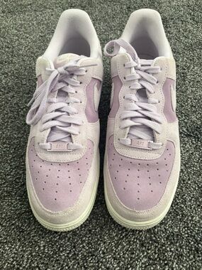 Nike Women's Low-Top Sneakers in Lavender and Cream